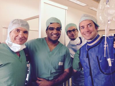 Le Pr Vivek Reddy entouré de l'équipe de rythmologie de l'Hôpital Saint Joseph