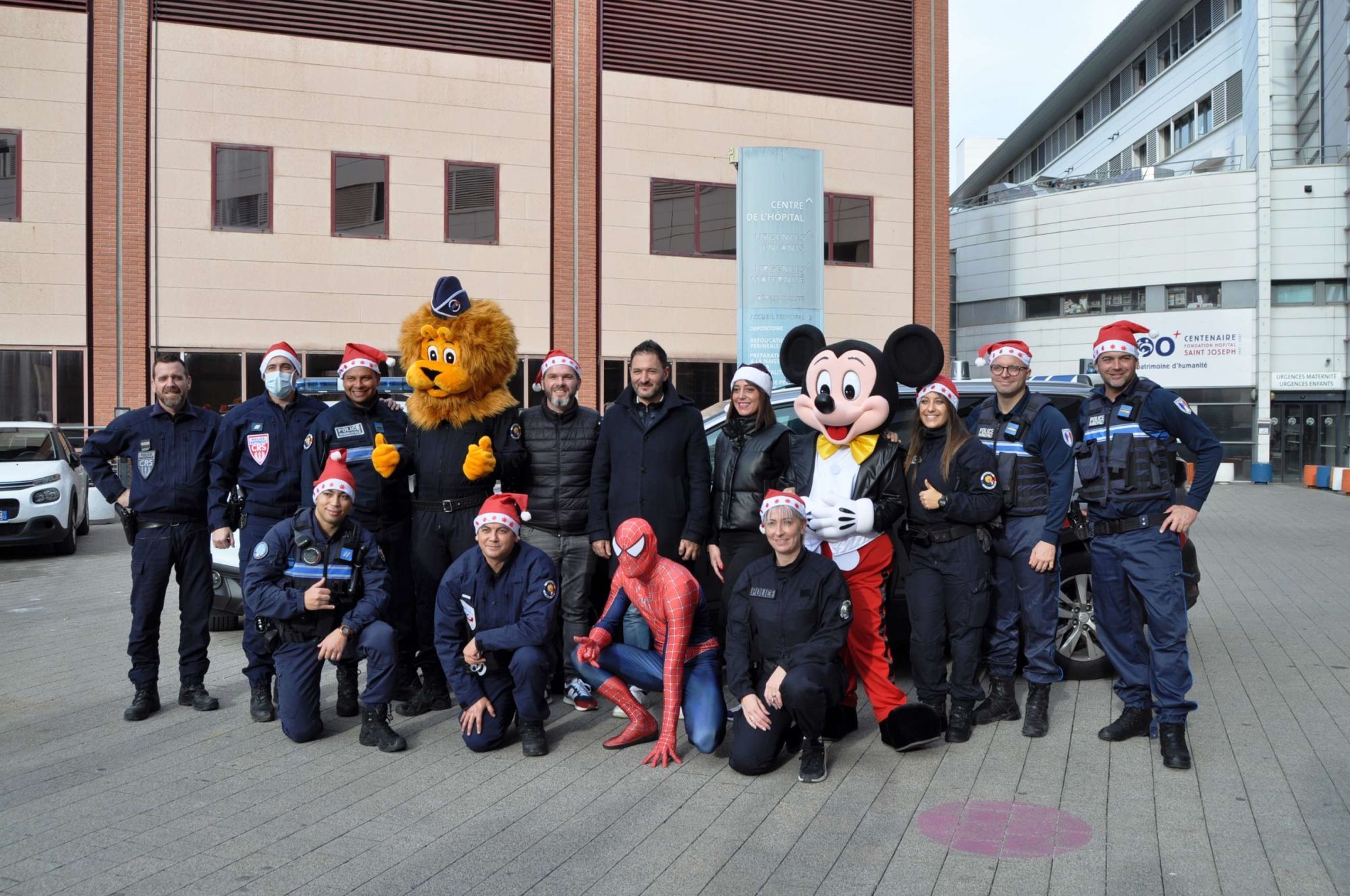 Les policiers au chevet des enfants hospitalisés : La Provence - 28/12/2022
