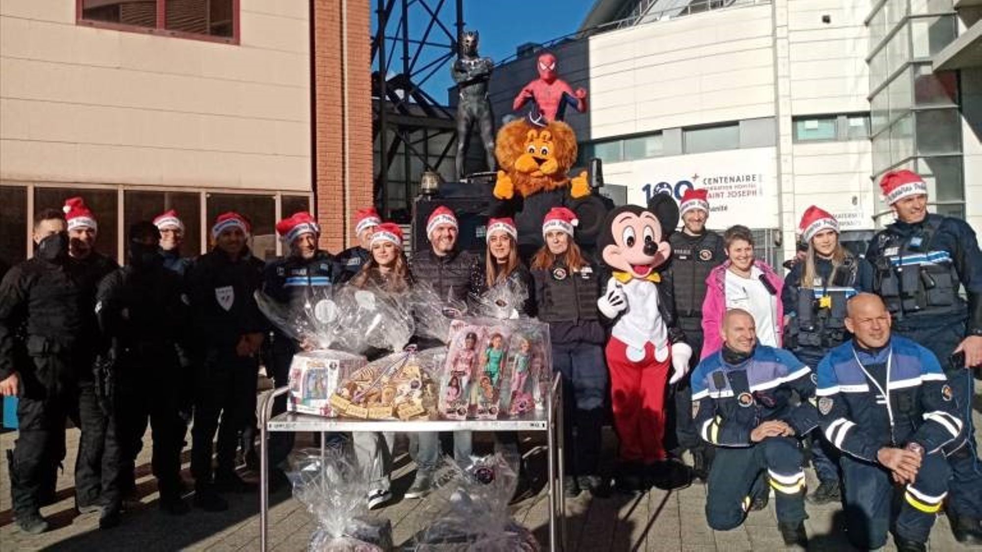 Des policiers au grand cœur avec les enfants hospitalisés : La Marseillaise - 23/12/2023 