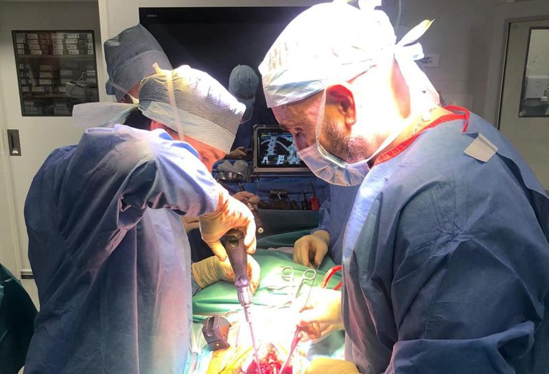 Les Drs AFONSO et ROZENFELD, Chirurgiens orthopédistes infantiles, lors de la première intervention de Chirurgie du rachis avec le dispositif médical d’assistance chirurgicale PYTHEAS ODYSSEY TM
