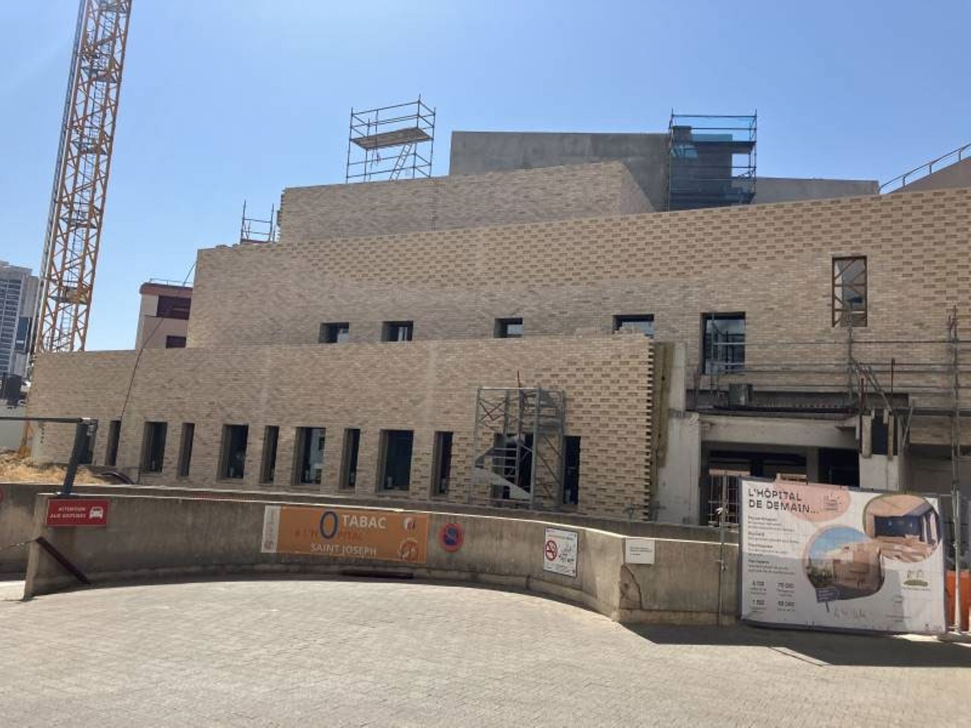 Indigo Azur, 16/04/2025 : Pose de briques de terre cuite en double mur à Marseille