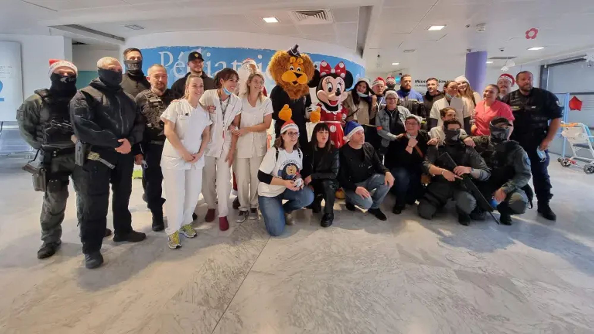 La Marseillaise, 20/12/2025 : Les policiers jouent aux pères Noel à l'Hôpital Saint Joseph